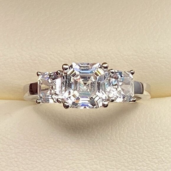 SW 14K White Gold Ring Sz. 6 - 3 x Cubic Zirconia Asscher Cut - 2.86 gm, 2.71 ct - Picture 6 of 16